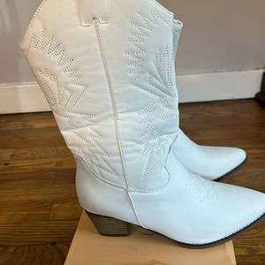 AMS Vella White cowboy boots. Size 8.5. Brand new, never worn.